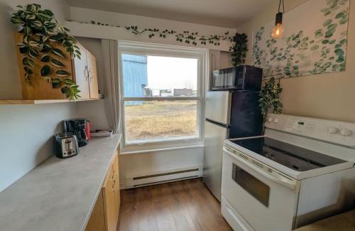 Ste Anne de Beaupre Apartment | Studio 5 - 2 min du Bord de l'eau, Foyer and Barbecue
