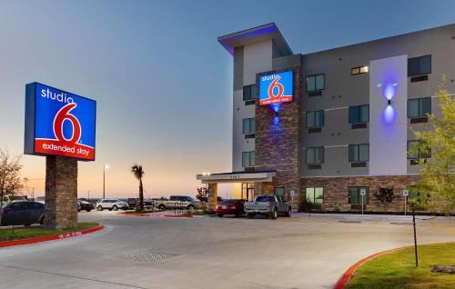 Buda Hotel | Studio 6-Buda, TX