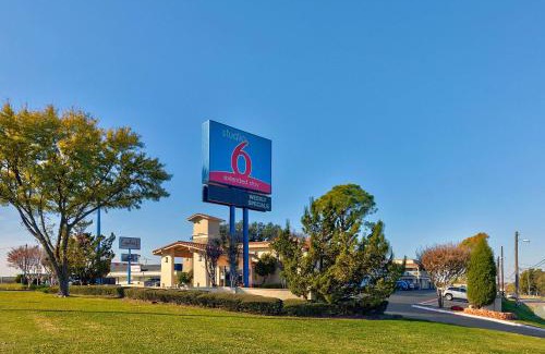 Denton Hotel | Studio 6-Denton, TX - UNT