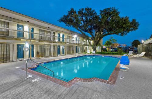 Denton Hotel | Studio 6-Denton, TX - UNT