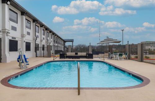 Brenham Hotel | Studio 6 Suites Brenham, TX