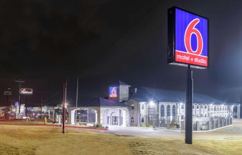 Brenham Hotel | Studio 6 Suites Brenham, TX