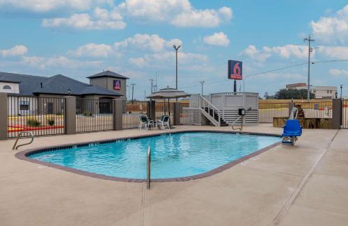 Brenham Hotel | Studio 6 Suites Brenham, TX