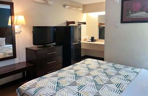 Flournoy Hotel | Studio 6 Suites Shreveport, LA Industrial Loop