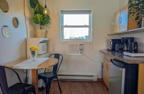 Ste Anne de Beaupre Apartment | Studio 7 | 2 Min Waterfront | BBQ & Fireplace