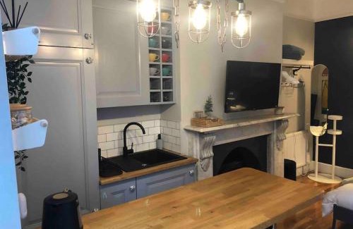 Sheffield Apartment | Studio 77 - Stylish, Free Parking, Fast Wi-Fi, Netflix