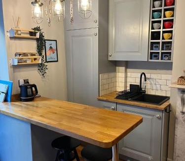 Sheffield Apartment | Studio 77 - Stylish, Free Parking, Fast Wi-Fi, Netflix