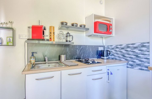 Grayan-Et-L'Hopital Apartment | Studio Apartment 'Chalet Nature' with Private Terrace, Wi-Fi and Air Conditioning
