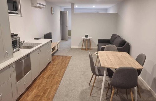 Lowburn Apartment | Studio Apartment 100 meters from lake and walking track