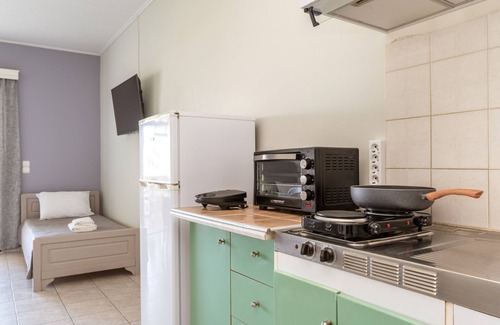 Kiparissia Apartment | Studio Apartment '3' with Private Terrace, Wi-Fi and Air Conditioning