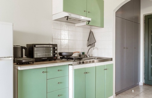 Kiparissia Apartment | Studio Apartment '5' with Private Terrace, Wi-Fi and Air Conditioning