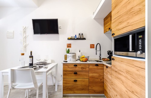 Palmela Apartment | Studio Apartment "Chalé Do Vale - Shiva House" with Shared Pool, Private Terrace & Wi-Fi