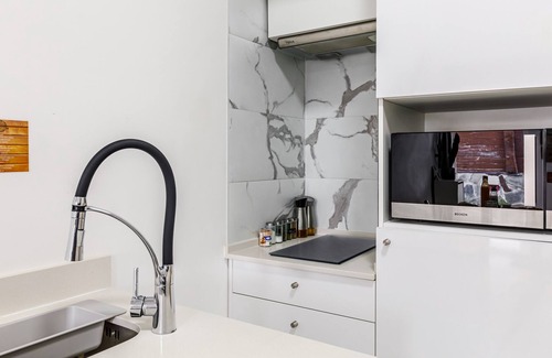 Palmela Apartment | Studio Apartment "Chalé Do Vale - Black and White" with Shared Pool, Private Terrace & Wi-Fi
