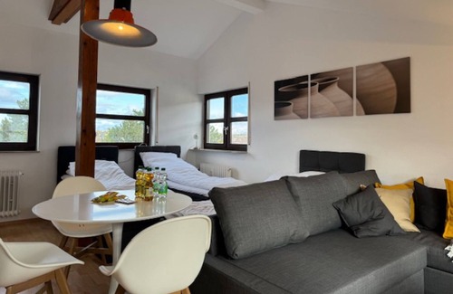 Pforzheim Apartment | Studio Apartment 'Daimlerstraße' with Balcony and Wi-Fi