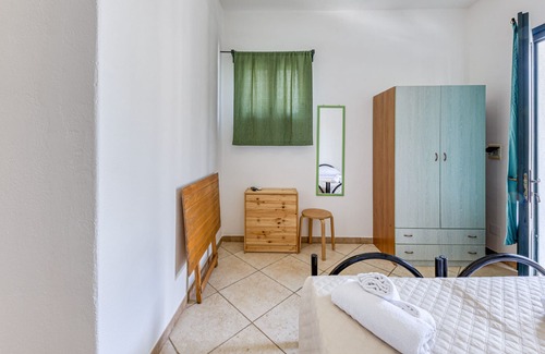 Diso Apartment | Studio Apartment 'Eliados - Bungalow 2' with Shared Pool, Wi-Fi and Air Conditioning