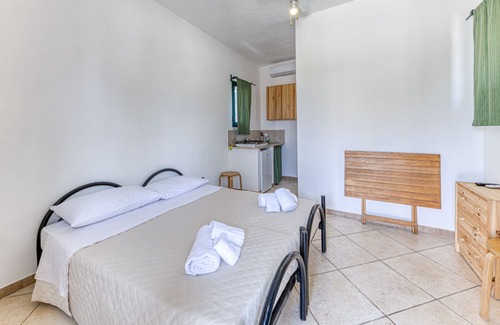 Diso Apartment | Studio Apartment 'Eliados - Bungalow 2' with Shared Pool, Wi-Fi and Air Conditioning