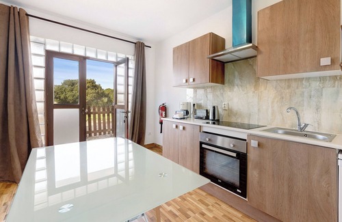 Colares Apartment | Studio Apartment 'Estúdio Alto Da Praia' with Sea View, Shared Pool and Wi-Fi