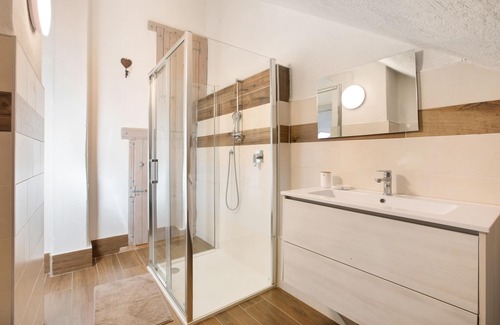 Gimillan Apartment | Studio Apartment 'Finestra Sul Gran Paradiso' with Mountain View and Wi-Fi