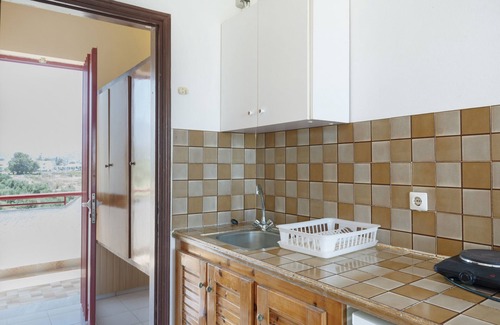 Tingaki Apartment | Studio Apartment 'Golden Sun 7' with Sea View, Shared Pool and Wi-Fi