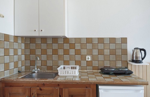 Tingaki Apartment | Studio Apartment 'Golden Sun 5' with Sea View, Shared Pool and Wi-Fi