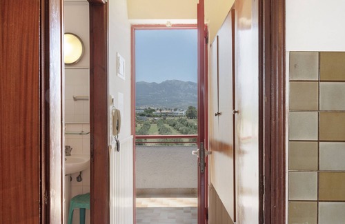 Tingaki Apartment | Studio Apartment 'Golden Sun 5' with Sea View, Shared Pool and Wi-Fi