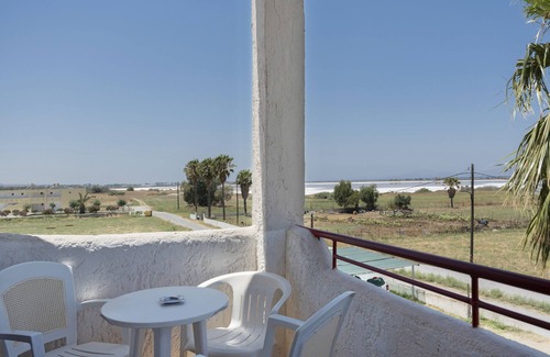 Tingaki Apartment | Studio Apartment 'Golden Sun 5' with Sea View, Shared Pool and Wi-Fi