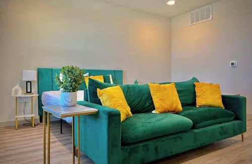 Sherman Apartment | Studio apartment in great location with pool, gym, washer/dryer, WiFi