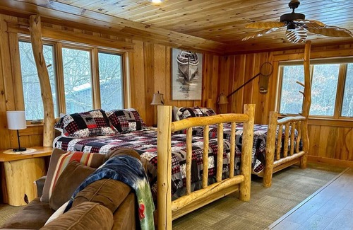 Cumberland Apartment | Studio apartment over cabin garage woods lake view