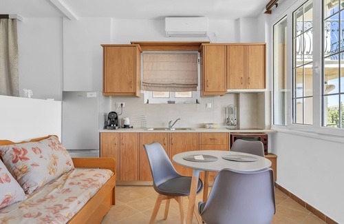 Kaminarata Apartment | Studio Apartment 'Paradiso Verde 103' with Mountain View, Wi-Fi and Air Conditioning