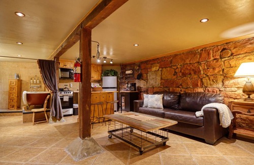 Hot Springs House | Studio Apartment w/Historic Sandstone Walls