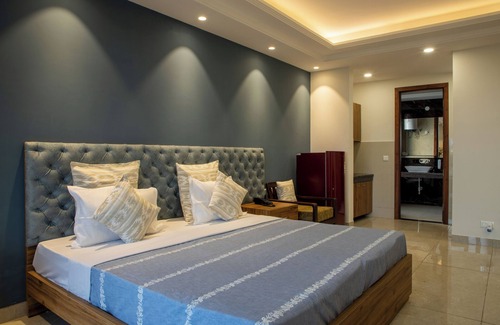 Sushant Lok Bed & Breakfast | Studio apartment with balcony near Galleria market