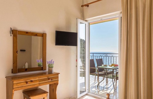 Parelia Apartment | Studio Apartments With Swimming Pool and sea View - Pelekas Beach