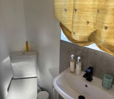 West Twickenham Apartment | Studio apt with private parking