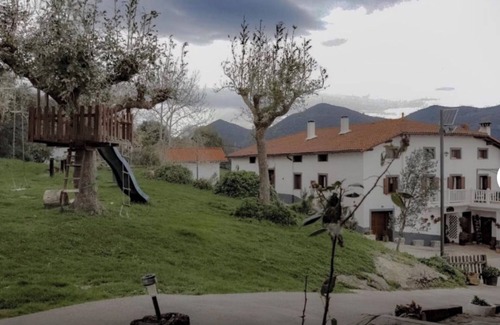 Deba Apartment | Studio 'Arbil' with Mountain View, Private Garden and Wi-Fi