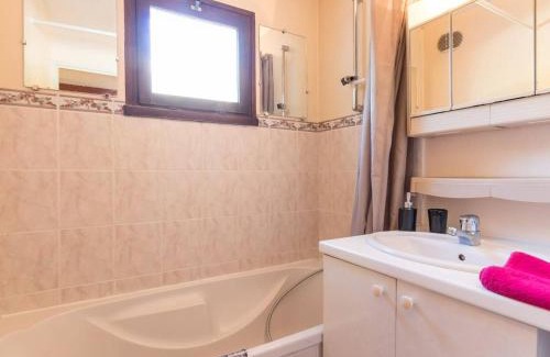 La Salle-les-Alpes Apartment | Studio avec coin montagne - 4 pers, à 100m des télécabines, piscine, parking, casier à ski - FR-1-330F-94