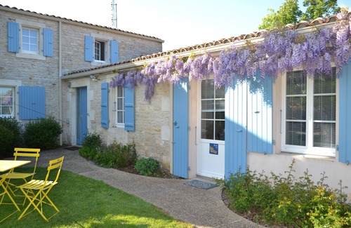 Marans Apartment | Studio belle-île - view on the swimming pool