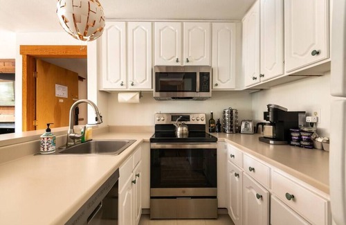 Tahoe Woods Condo | Studio by Palisades Tahoe w/pool & tub access.