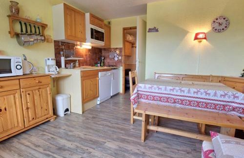 Notre-Dame-de-Bellecombe Apartment | Studio cabine cosy à 1450m avec vue et balcon, proche téléski - FR-1-505-19