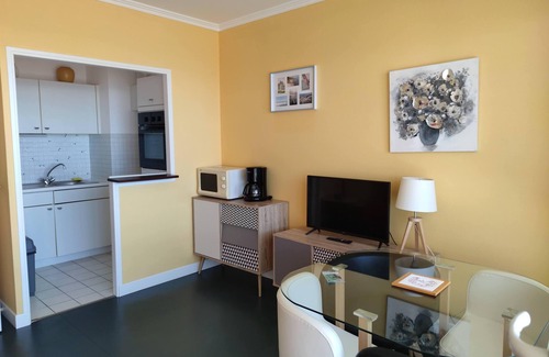 La Baule-Escoublac Apartment | Studio cabin for 4 people, facing the sea, center of La Baule