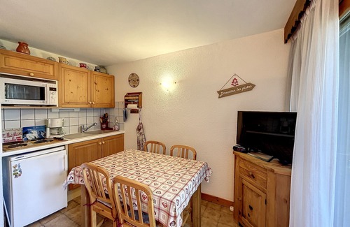 Combloux Apartment | Studio cabin near Combloux center, 4 pax, balcony, parking