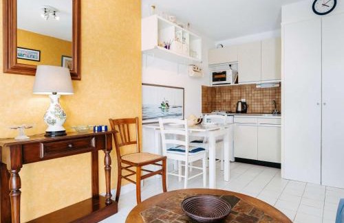 Carnac Apartment | Studio cabine à Carnac: 24m², proche plage/commerces, parking, balcon sud, petit animal ok - FR-1-477-108