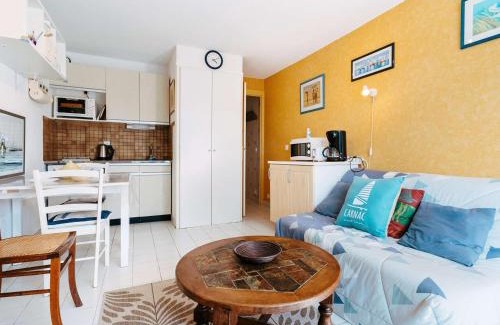 Carnac Apartment | Studio cabine à Carnac: 24m², proche plage/commerces, parking, balcon sud, petit animal ok - FR-1-477-108