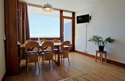 Chamrousse Apartment | Studio cabine à Chamrousse 1750, pied des pistes avec balcon et piscine en été - FR-1-549-33