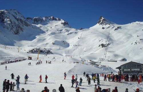 Luz-Saint-Sauveur Apartment | Studio cabine 4 pers, balcon sud, parking, prox centre Luz-St-Sauveur, proche ski et thermes - FR-1-402-72