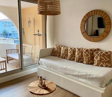 Sete Apartment | Studio cabine climatisé de 20m2 avec place de parking privée