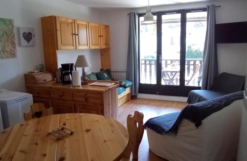 Correncon-en-Vercors Apartment | Studio cabine 28m² à Corrençon-en-Vercors, proche village, navettes, skis, nature, 4 pers, balcon - FR-1-515-140