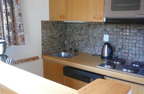 Meribel-Mottaret Apartment | Studio cabine pour 4 à Méribel Mottaret, balcon sud, proche pistes et commerces - FR-1-411-473