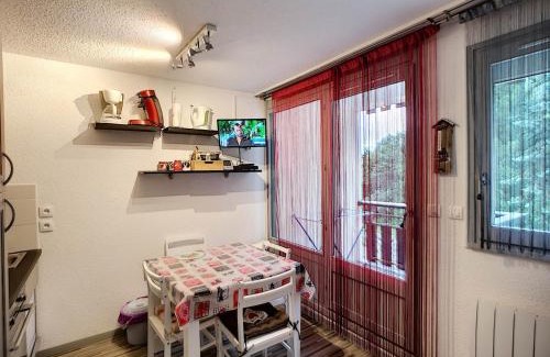 Reberty Apartment | Studio cabine rénové pour 4 pers avec balcon, parking et wifi, proche pistes et commerces - Les Menuires - FR-1-178-290