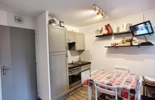 Reberty Apartment | Studio cabine rénové pour 4 pers avec balcon, parking et wifi, proche pistes et commerces - Les Menuires - FR-1-178-290