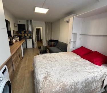 Frejus Apartment | Studio charmant à Fréjus avec piscine commune - 30 m²